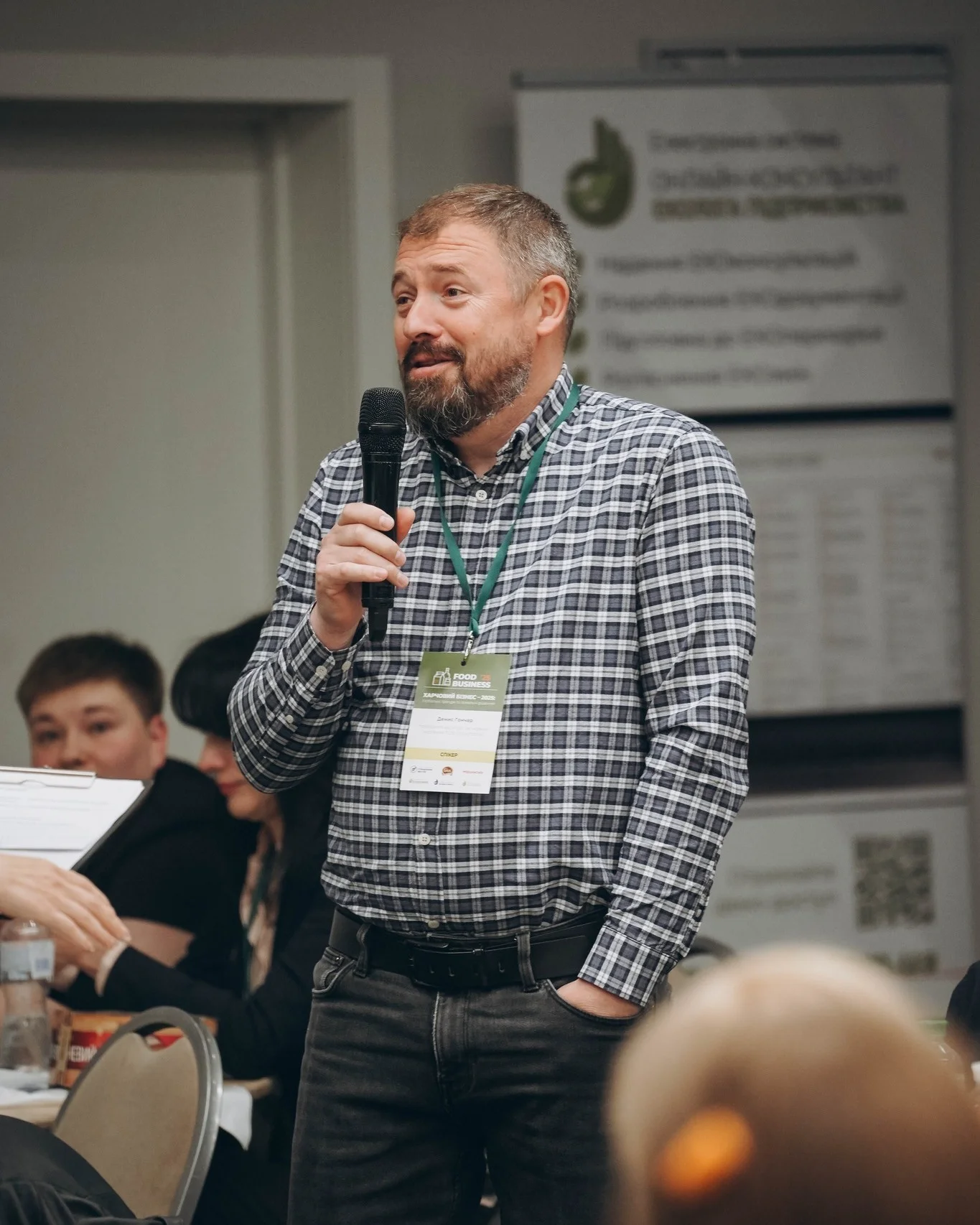 Виступ спікера на панельній дискусії